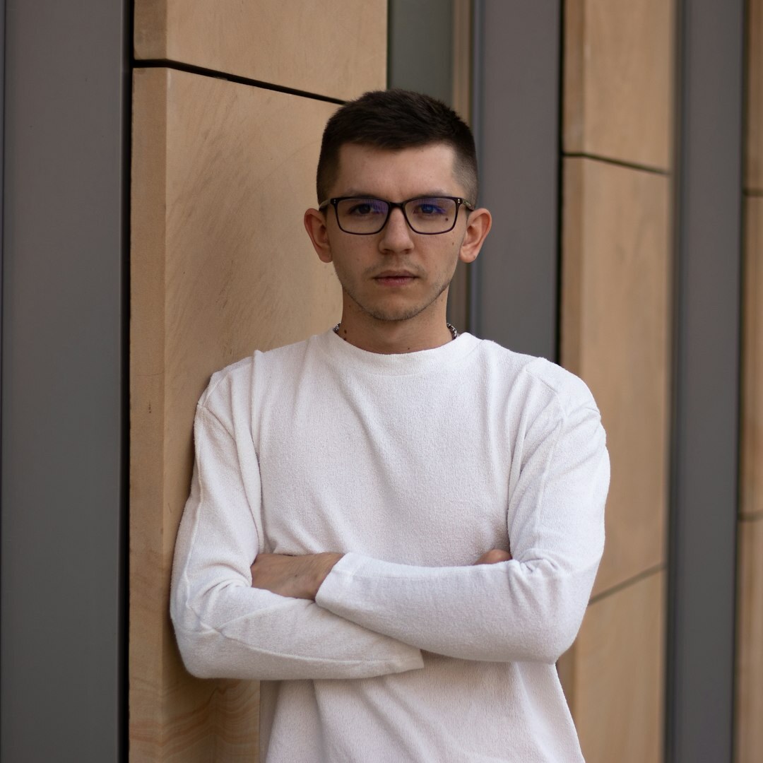 Senior tech analyst man with glasses in modern setting